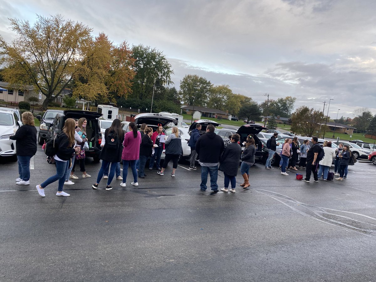 Candaceapplered's tweet photo. Creekview teachers started off the day MTA Strong with donuts π© and solidarity! #459strong #IStandStrongWithMTA https://t.co/xLMrINWGbe