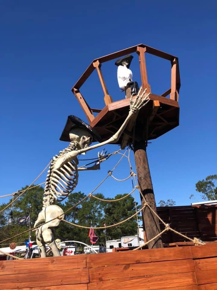 #GiantSkele made it to the Texas Renaissance Festival campgrounds! Great set up to whoever’s camp this is. #THD #THDHalloween #trf