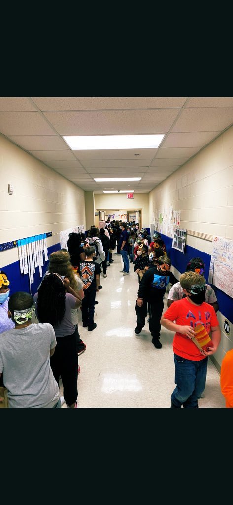 MrsDragishWCS's tweet photo. Candy walk in the Willard 3-5 pod! Thank you to all who helped put this together, especially to our amazing principal Mrs. OโNeill! ๐โค๏ธ #WillardRocks @willard_wcs #WeAreWarren #Willard https://t.co/qhK6qyODcE