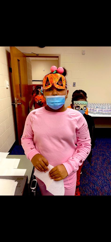 MrsDragishWCS's tweet photo. Candy walk in the Willard 3-5 pod! Thank you to all who helped put this together, especially to our amazing principal Mrs. OโNeill! ๐โค๏ธ #WillardRocks @willard_wcs #WeAreWarren #Willard https://t.co/qhK6qyODcE