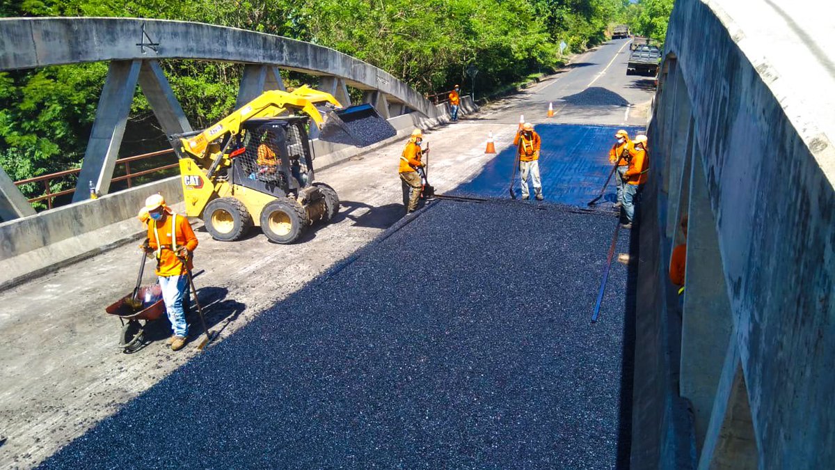 FOVIALITO's tweet photo. Hace poco, realizamos la restauración de la carpeta asfáltica del puente sobre el río Guancora, en Chalatenango. 

Hoy, nos dedicamos a la pintura del puente que nos ayudará a mejorar la visibilidad y seguridad de los conductores, además de proteger la estructura. 🚧 https://t.co/vjIJYtADo2