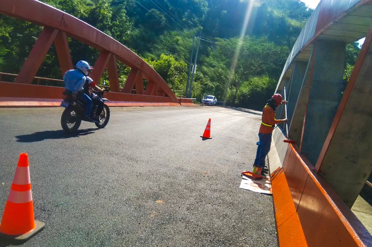 FOVIALITO's tweet photo. Hace poco, realizamos la restauración de la carpeta asfáltica del puente sobre el río Guancora, en Chalatenango. 

Hoy, nos dedicamos a la pintura del puente que nos ayudará a mejorar la visibilidad y seguridad de los conductores, además de proteger la estructura. 🚧 https://t.co/vjIJYtADo2