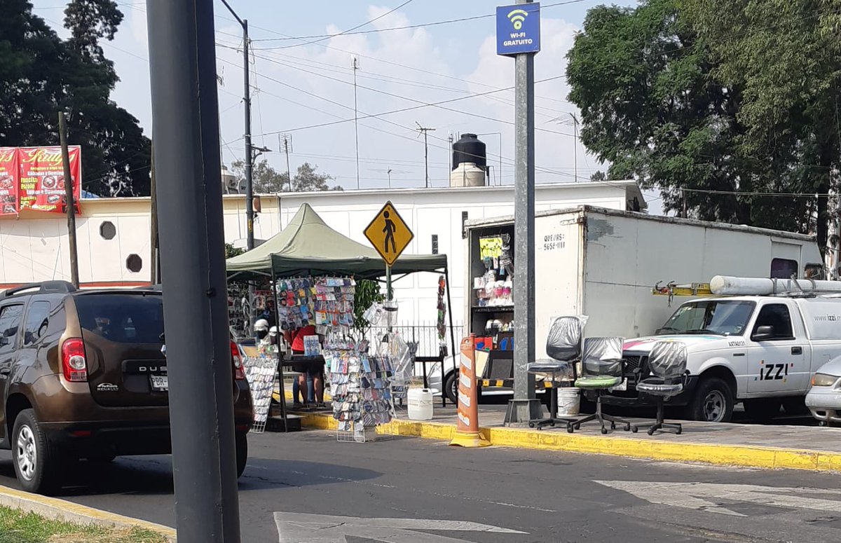 OraculoEnMedios's tweet photo. Impunemente estos vendedores toman la banqueta justo en el paso peatonal y rampa de discapacitados. ¿Pueden apoyarnos @SSPCMexico @LaSEMOVI @Claudiashein? Prol Division del Norte y Caporal, UH Narciso Mendoza. https://t.co/5XU6Qm8lck