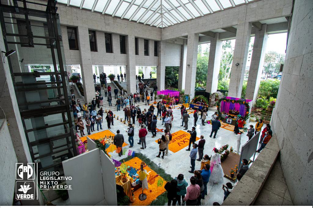 GLMPRIVERDEver's tweet photo. Con la objetivo de preservar nuestras tradiciones mexicanas, se llevó a cabo en la explanada del Congreso del Estado, la muestra de altares en honor al #DíaDeMuertos, como respuesta a la convocatoria dirigida hacia el personal de las diferentes áreas de este Poder. https://t.co/9V0PFhnNYn