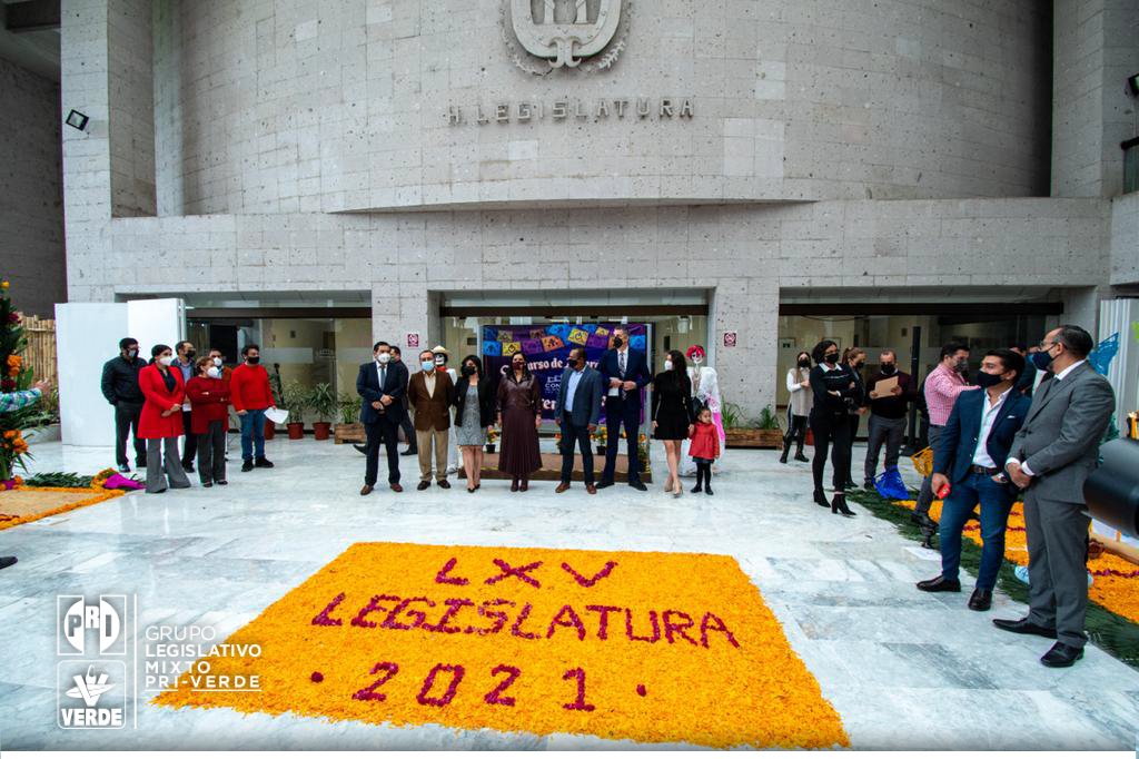 GLMPRIVERDEver's tweet photo. Con la objetivo de preservar nuestras tradiciones mexicanas, se llevó a cabo en la explanada del Congreso del Estado, la muestra de altares en honor al #DíaDeMuertos, como respuesta a la convocatoria dirigida hacia el personal de las diferentes áreas de este Poder. https://t.co/9V0PFhnNYn