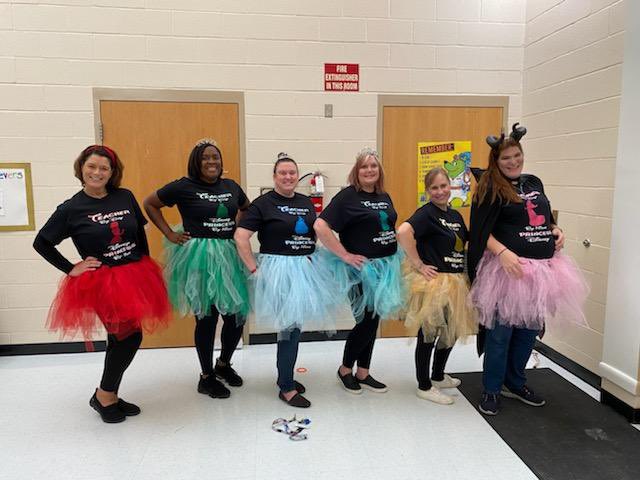 Ms_CWilliams31's tweet photo. @mossy_creek 5th GRADE SQUAD + 1 = TEACHERS BY DAY, DISNEY PRINCESSES BY NIGHT! #halloween2021 #SayBooToDrugs #TheCreekRising #SquadGoals #TeacherFun https://t.co/7Lm07GseVa