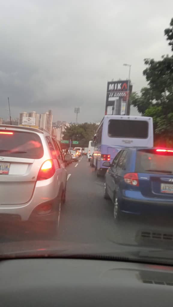 andreinarodric's tweet photo. @MaquinaDelAire a
Buenas noches! Alguien tiene conocimiento que sucede en la valle coche sentido coche? Gracias https://t.co/hJUcycN4Av