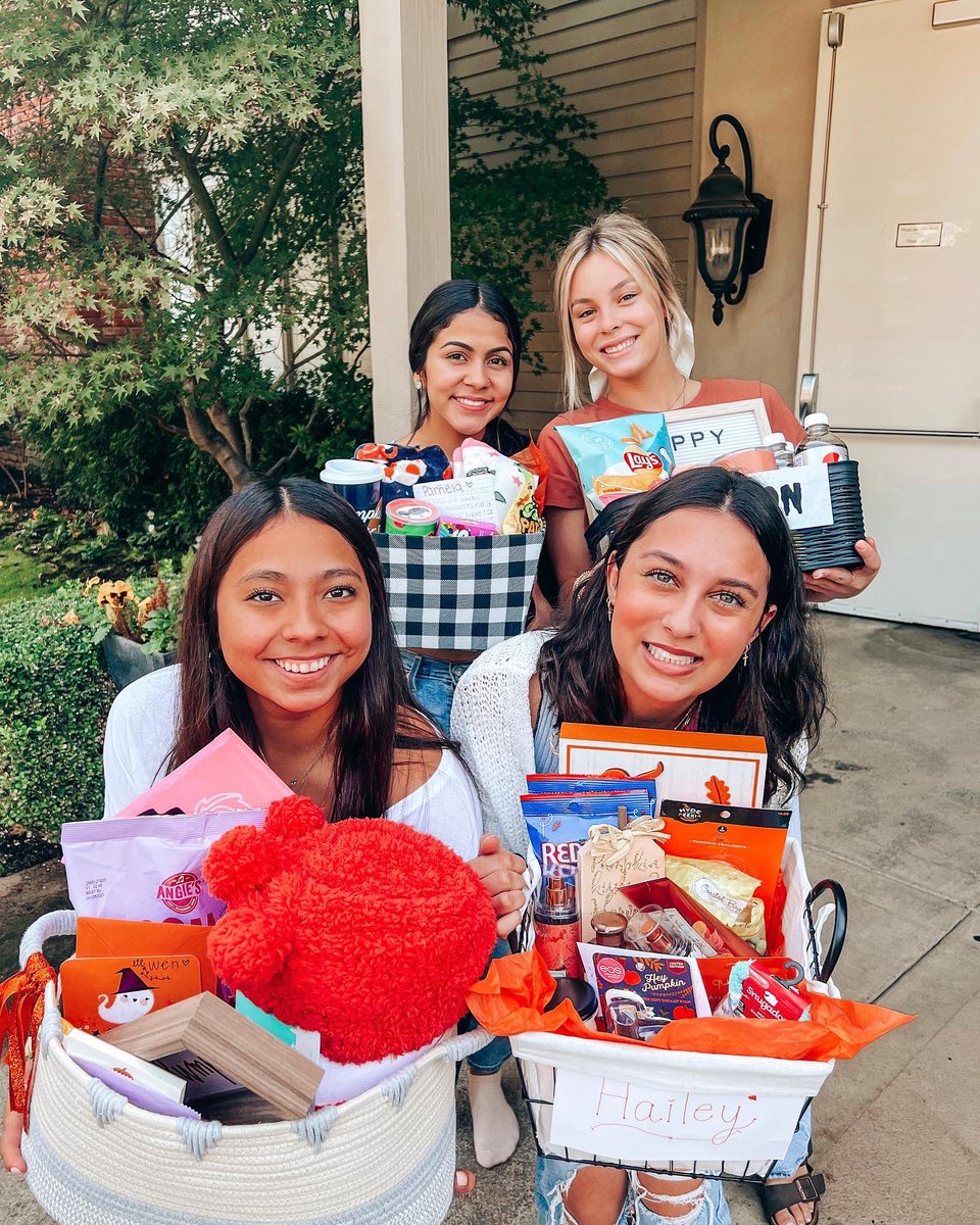 Trick or treat….🎃 Our bigs can’t wait to meet their 𝖑𝖎𝖙𝖙𝖑𝖊 boos! 👻🍭