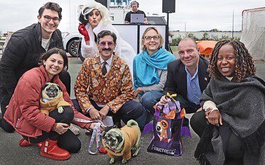 ZuckermanPeter's tweet photo. Happy Howl-o-ween! https://t.co/06lG00VDLW