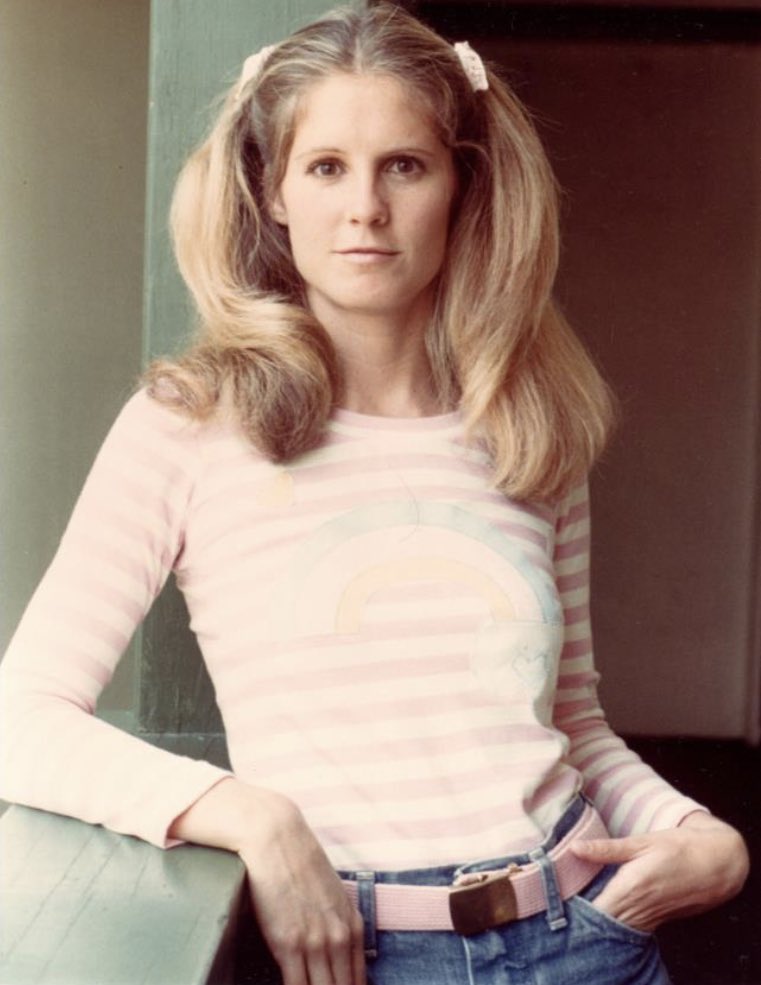 TotallyLyndaV's tweet photo. Totally just took my senior pictures and I look fantastic! #ClassOf1979 https://t.co/LVgxTLKNBr