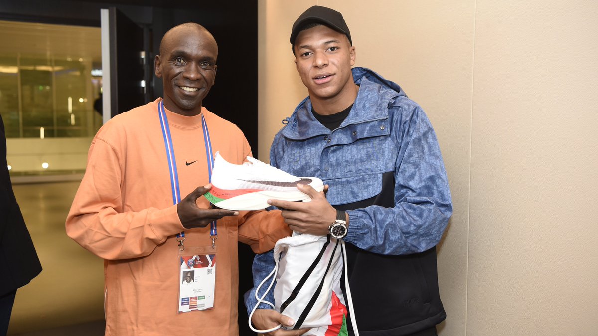 PSG_inside's tweet photo. La rencontre entre @EliudKipchoge et @KMbappe ! ❤️💙🤩 https://t.co/42JYcODKKq