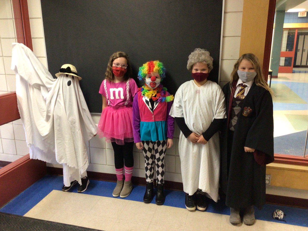 MrsKristjanson's tweet photo. Happy Halloween from Room 132! 🎃 @LifeAtSSES https://t.co/t4jVRxMEwX