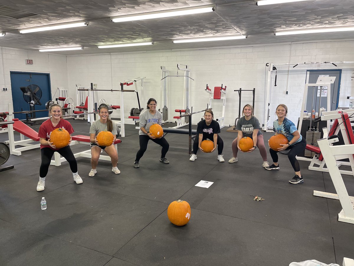 BlueEagleSB's tweet photo. Instead of weights, we lifted pumpkins today 🎃👻🥎💪🏼 https://t.co/sg61bCxIol