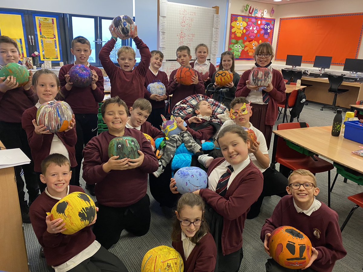 StMichaelsMissD's tweet photo. Primary 6 finished off their pumpkins 🎃 What a fantastic job! Well Done 👏🏻 https://t.co/uNm874AXuB