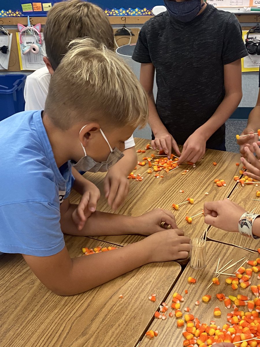 IRaCoyote's tweet photo. Ss in @SusanPeachyโs 3rd grade class learning about the history of the Candy Corn and engaging in some collaborative engineering! #CoyotesConnect #CoyotesCreate #DestinationOside @OsideUSD https://t.co/16BkNOoHVj