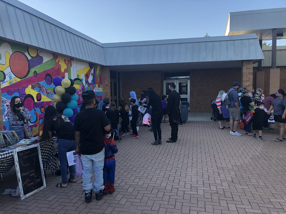 RodiekMorgane's tweet photo. Families engaging in reading activities before Trunk or Treat! #ReadingMania @MendezKids1st https://t.co/WeTzt7ycPo
