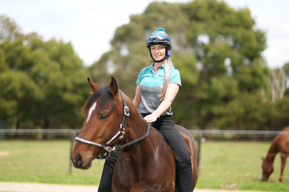 Racehorses can be so quiet and gentle away from the high energy feeds and environments! 🐴 

Just like this little guy Fellon who was recently rehomed through @rv_offthetrack #resetprogram  with <a href="/RacingHearts1/">Racing Hearts</a> 

 @rv_offthetrack are here to help with post racing pathways 📞 📧
