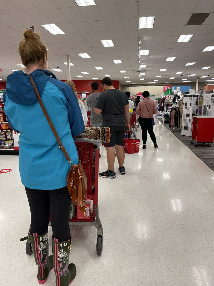 Amariyahjai's tweet photo. This not my @Target with the long line 😭 https://t.co/6uATHwUUEK