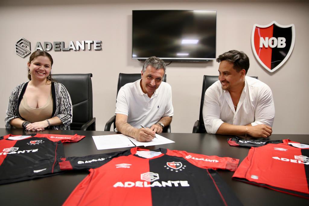 Newells's tweet photo. #Adelante continuará siendo sponsor de #Newells en 2022 🖋

Se acordó la renovación del contrato con la compañía rosarina, que pasará a ocupar un lugar en las mangas de la camiseta 📝 https://t.co/2yz52cxP3G https://t.co/iKiSOpiDUy