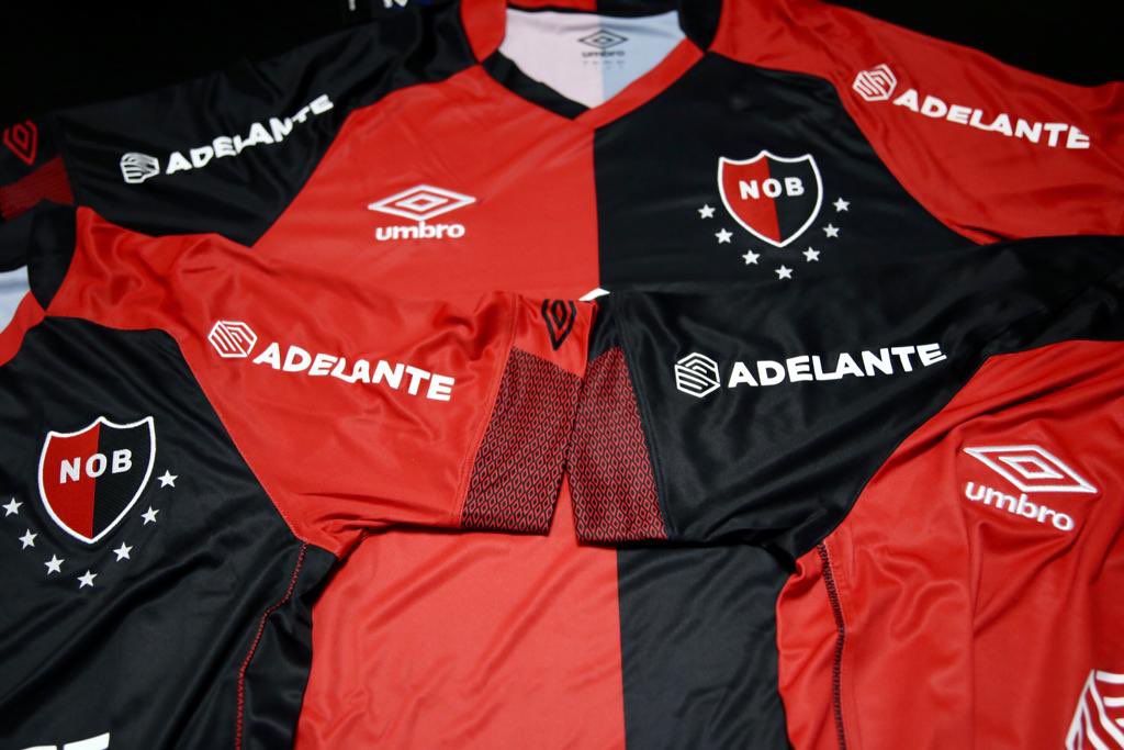 Newells's tweet photo. #Adelante continuará siendo sponsor de #Newells en 2022 🖋

Se acordó la renovación del contrato con la compañía rosarina, que pasará a ocupar un lugar en las mangas de la camiseta 📝 https://t.co/2yz52cxP3G https://t.co/iKiSOpiDUy