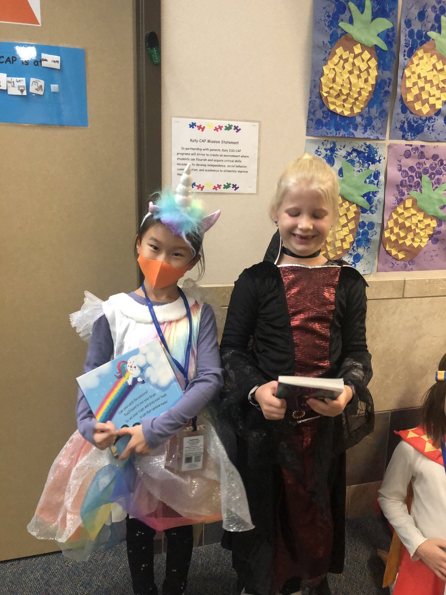 CarenCreighton's tweet photo. Character parade fun. #twehowl https://t.co/TtZzqSiudF