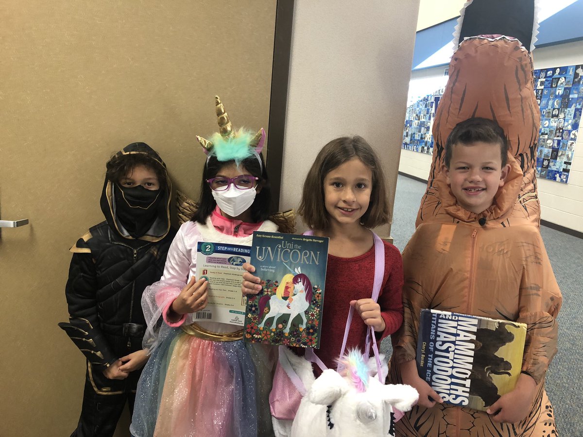 CarenCreighton's tweet photo. Character parade fun. #twehowl https://t.co/TtZzqSiudF