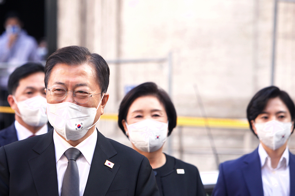 어쩜 좋아 어떡해. 다가오시는데 심장과 카메라가 덜덜덜