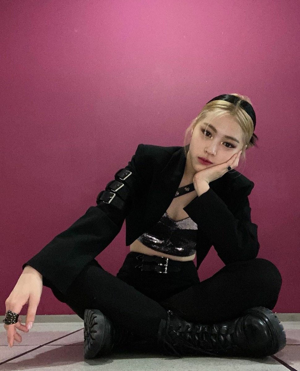 Con un outfit 100% acorde a la situación es que llegue a tener un par de #𝓐lchemy𝑙essons, prometo ser buena alumna nada más si me dejan como maestra a mi amorcito Gina. (^_<)〜☆ Les mando las mejores de las suertes, bebés, desde ya me considero su mayor fan. 🐍♡