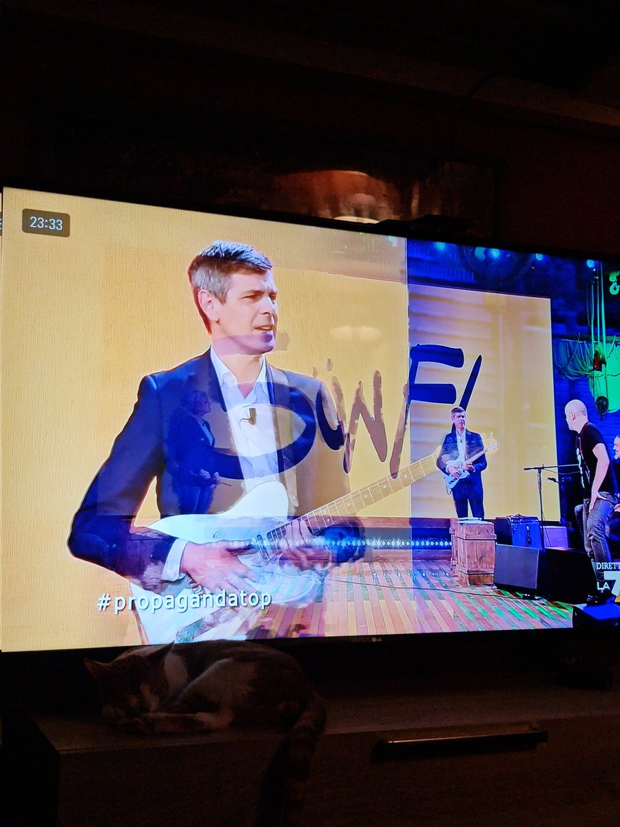 Entoncescuentas's tweet photo. #propagandalive Quando #Paolocelata ha detto che non ha mai avuto una fidanzata tedesca, ha esclamato:"Aime' no" e ha guardato a Costanza, ma non è che niente niente. Saluti da Tenerife (se non vado manco oggi in VAR mi trasferisco ancora più lontano https://t.co/kKz7dgdz93