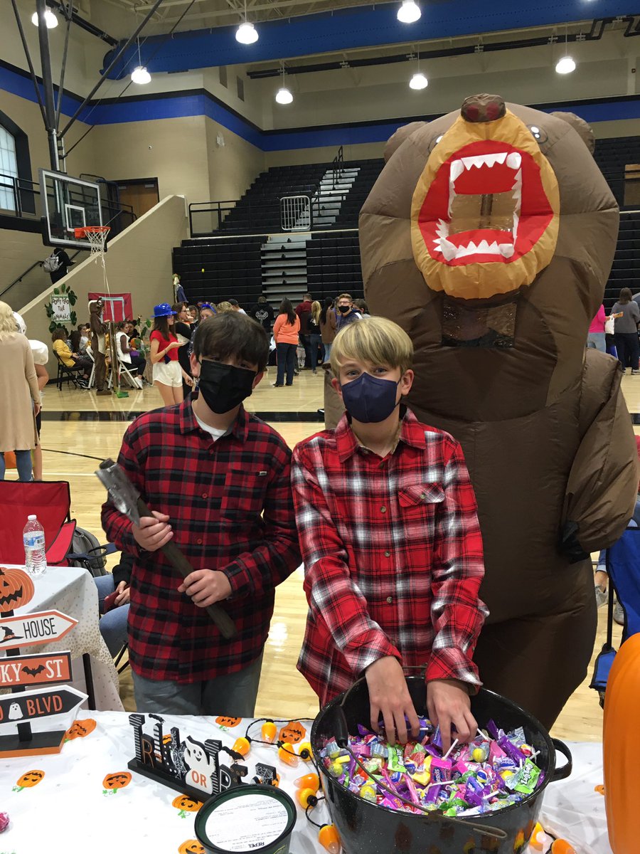MohonSWMS's tweet photo. Serving Spartans serving the @SouthWarrenMS @SouthWarrenHigh community at Spooky Spartan Trunk or Treat! https://t.co/bxTw4MxvGx