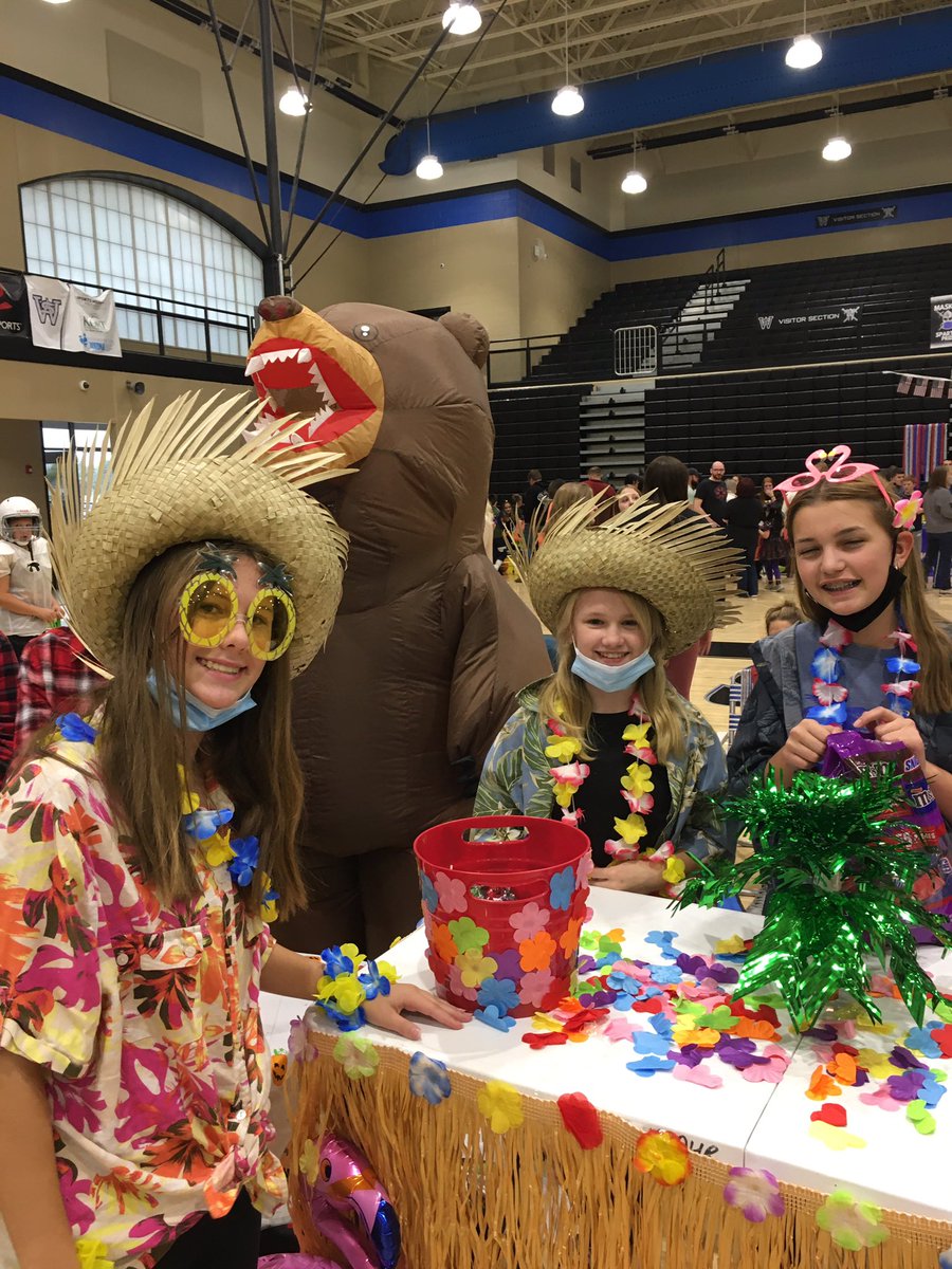 MohonSWMS's tweet photo. Serving Spartans serving the @SouthWarrenMS @SouthWarrenHigh community at Spooky Spartan Trunk or Treat! https://t.co/bxTw4MxvGx