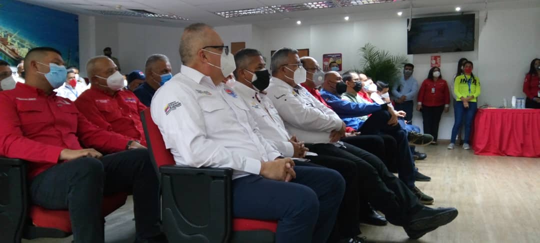 mintransporteve's tweet photo. #EnDesarrollo 🌊 Se realiza 2do. Encuentro del Sector Acuático en el @laguaira_puerto, importante evento  y gran oportunidad para la promoción de la industria naval para la #VenezuelAzul ⚓
@NicolasMaduro @NestorLReverol @jaarreaza @HAbreuMRT @Bolipuertos_ @IncanalVzla https://t.co/vVmVz3RgMi