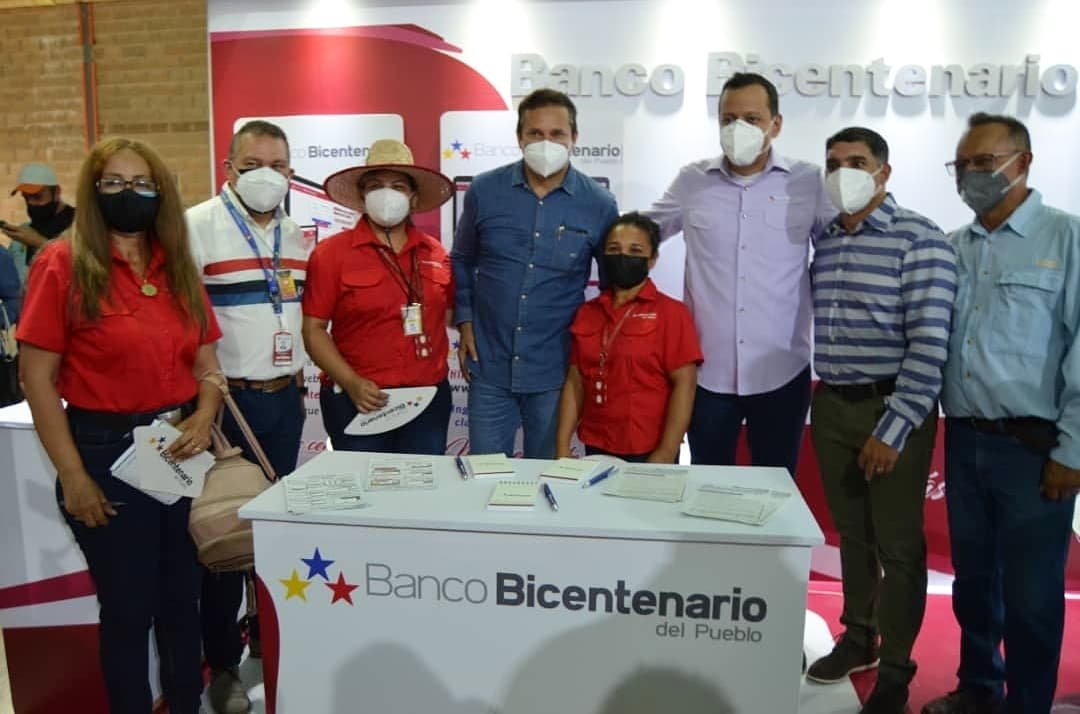 josemvasquez's tweet photo. Recibimos la visita de nuestro hermano, el Presidente del Banco Bicentenario Simón Zerpa y el Presidente de Pequiven, Pedro Tellechea, para realizar un recorrido en la Expo Guárico, y mostrarles nuestras potencialidades.

#GuáricoTieneConQué https://t.co/iOHteUhbfj