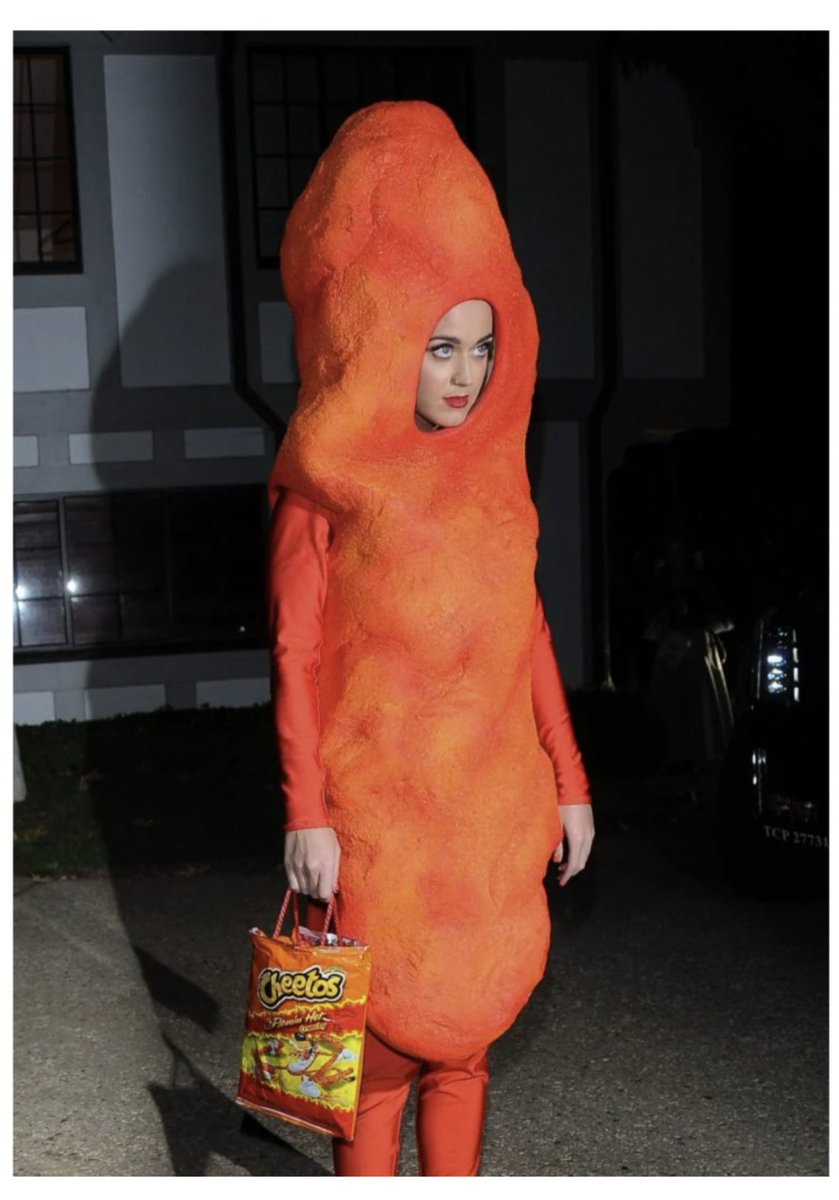 RondaRory's tweet photo. @palomizzle girl you KNOW I thought of you when I saw @katyperry 's Halloween costume &amp; purse!!!! LoL 😂 https://t.co/fA2JurfbNU