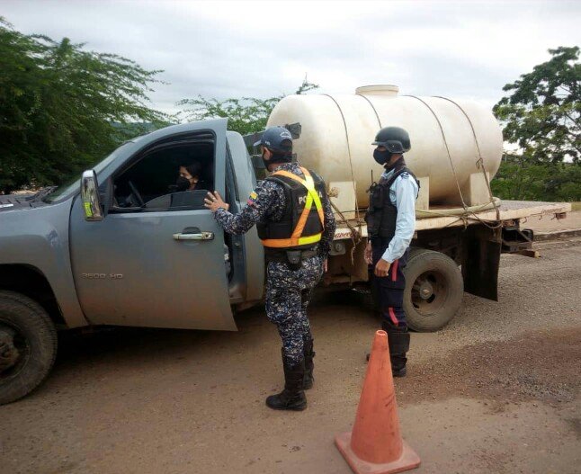 poliguarico15's tweet photo. Cumpliendo órdenes  del Ciudadano Gobernador @josemvasquez y lineamientos del G/D Miguel Urrieta director del IAPEBG, con el fin de resguardar la paz y tranquilidad de toda la ciudadanía, se llevó a cabo dispositivo de seguridad mixto en el Mpio. Monagas.
#EnTuRostroLaHistoria https://t.co/T2xhltsr7l