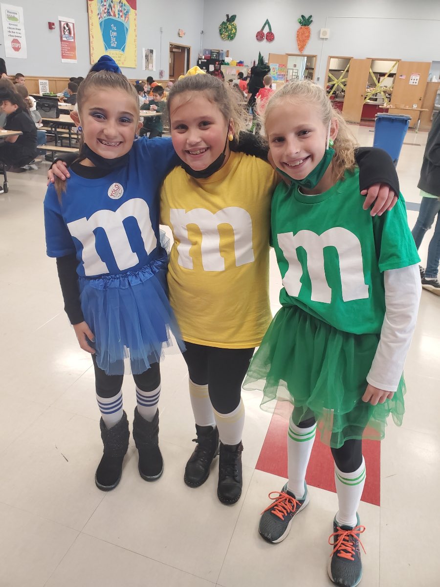 mrs_murtagh's tweet photo. What a great last day of #redribbonweek! Many of our students shared their favorite ways to celebrate Halloween and some of the healthy choices they made this week! @WeRStokes Have a great weekend!🎃👻 https://t.co/aVm7VSBb2t