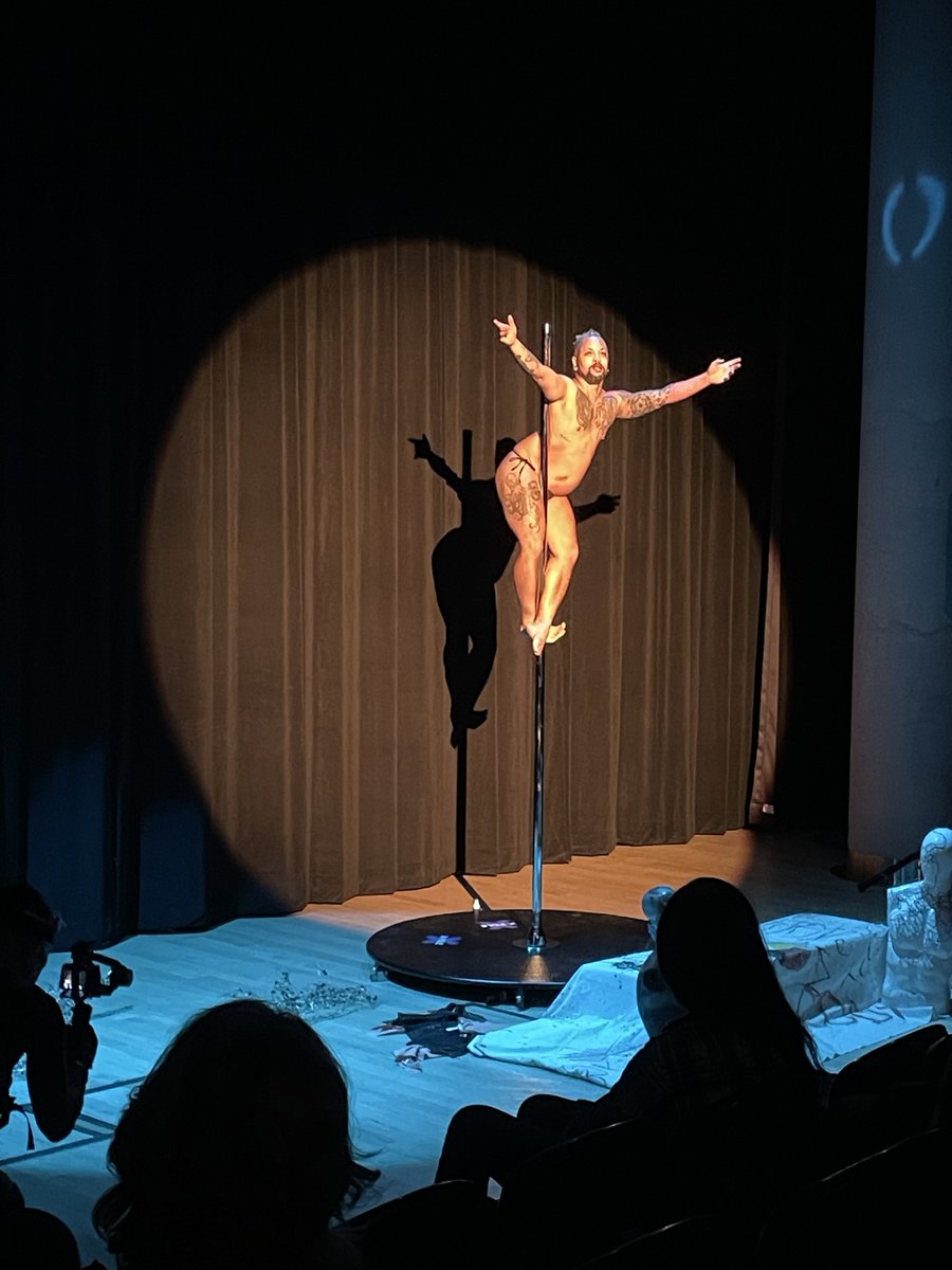 WorkmanArtsTO's tweet photo. @AmplifyToronto's Unbreakable was AMAZING! (I know, I was there 😎). If you weren't able to make it to the live showing on opening night of #RWMFest, you can watch it now online through In(Site).

https://t.co/HCh2RMbtdX https://t.co/Ch2qfxK0tv