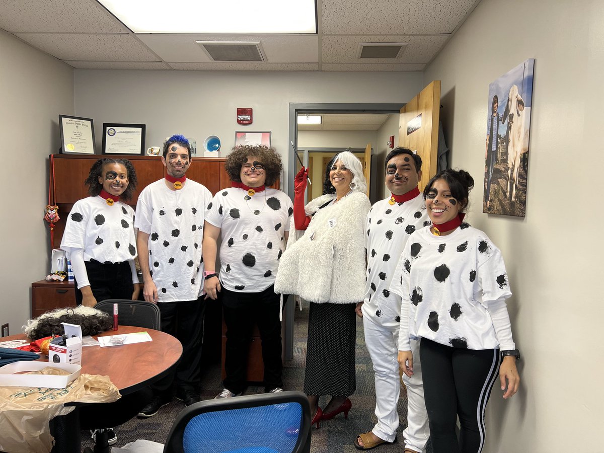 Aakilah_H's tweet photo. “My only true loving darling, I live for furs” - Cruella 
@RalucaUF played a perfect cruella today and shoutout to my lab for being the best pups to work with 🤩👻 #HappyHalloween https://t.co/156Rz5qEiW