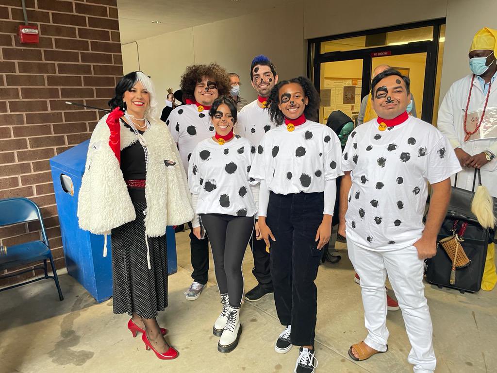 Aakilah_H's tweet photo. “My only true loving darling, I live for furs” - Cruella 
@RalucaUF played a perfect cruella today and shoutout to my lab for being the best pups to work with 🤩👻 #HappyHalloween https://t.co/156Rz5qEiW