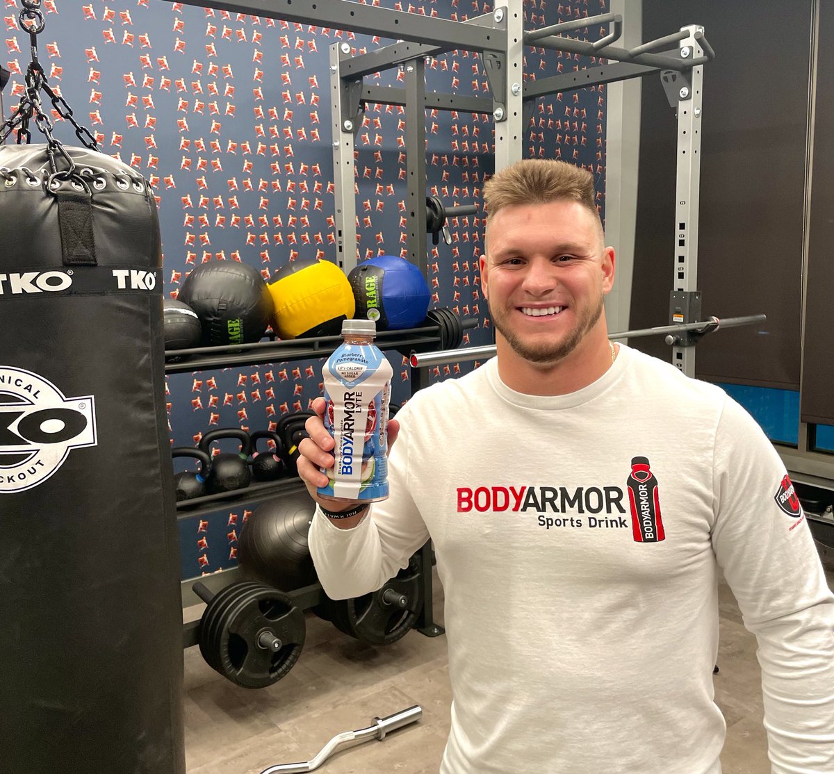 zach_angelillo's tweet photo. Training and recovery fueled by @drinkbodyarmor 💪
I drink @drinkbodyarmor to stay hydrated so I can perform at the top of my game during practice, lifts, and on game day.
#BodyArmor #BodyArmorU #DrinkBodyArmor #ad https://t.co/IreECV74pf