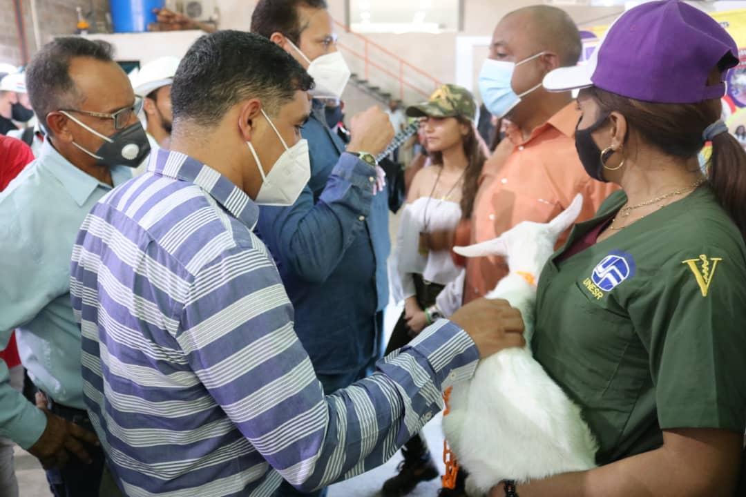 El primer trabajador de la industria, @TellecheaRuiz, participa en @expoguarico_ en #ValleDeLaPascua, como parte de las estrategias comerciales de la Corporación para continuar apalancando el desarrollo del aparato productivo nacional.