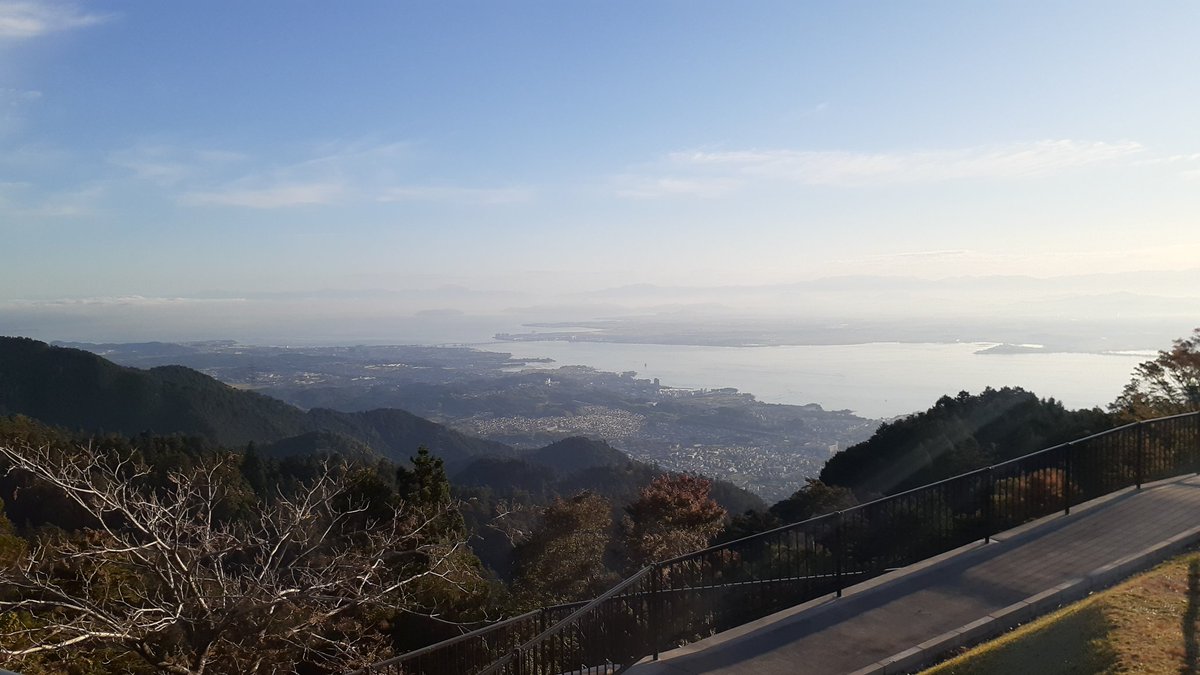 Sakamoto_Cable's tweet photo. おはようございます。
午前8:00現在、天候は晴れです。
琵琶湖の景色をご覧いただけます。
本日も通常ダイヤで運転しています。
比叡山ドライブバス、比叡山内シャトルバスは、本日から11月23日まで休日ダイヤで運行します。 https://t.co/RLWkr5cn3U