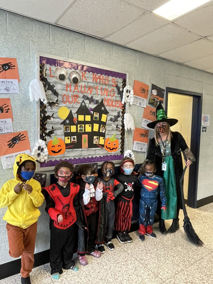 MeghanGildea27's tweet photo. This year has been tough. Today was a day that reminded me why I do my job and why I 💚 my job 🎃👻  #dontforgetyourwhy @ouboces https://t.co/SL3BkOL8mw