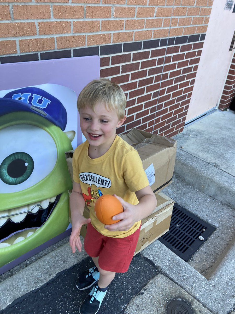 voris_samantha's tweet photo. Thank you @NISDAUE!!! Logan had a blast at his first #gatorfest! https://t.co/NAC2DN7Tlu