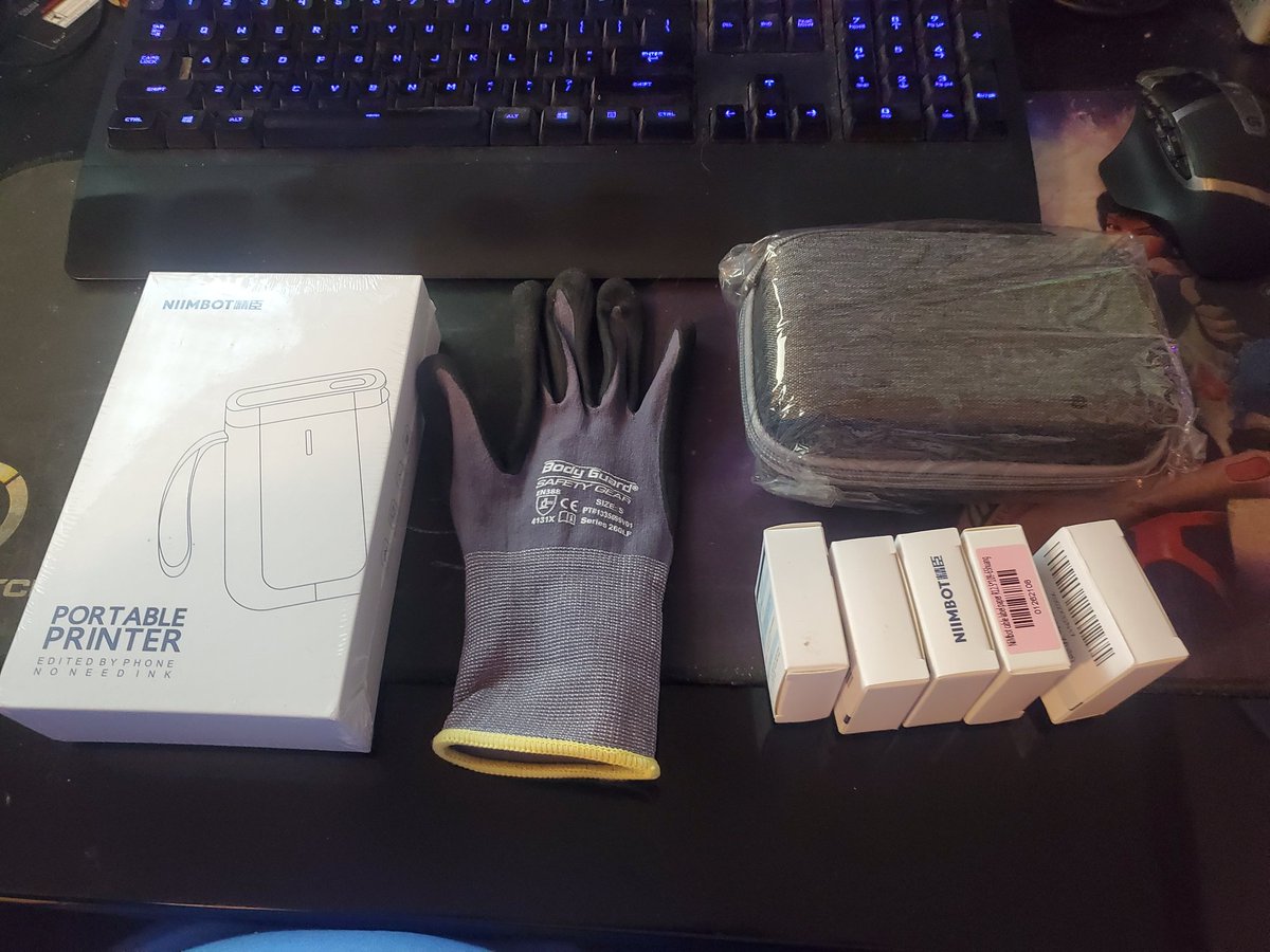 masteryoshigr's tweet photo. When you order stuff and get a free single glove.. thanks @amazon... Now what to do with the glove https://t.co/RdZlUgincl