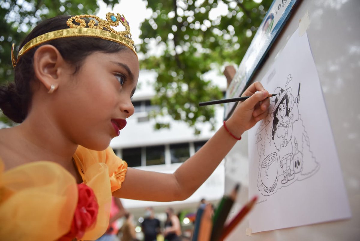 GobdelCesar's tweet photo. A los disfraces y dulces se sumó una variada selección de dibujos de brujas, calabazas, vampiros y murciélagos, entre otros, que fueron coloreados con mucho amor por los hijos de nuestros funcionarios y contratistas. https://t.co/CzOf6kuhHe