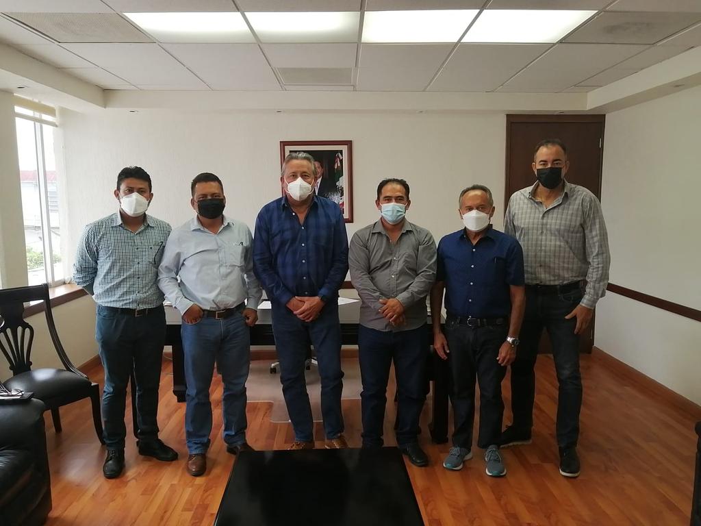 DocAContreras's tweet photo. Como parte del compromiso del gobernador @CarlosJoaquin de mantener el diálogo como herramienta para acercarnos a todos los sectores, me reuní con los miembros de Antorcha Campesina para trabajar en conjunto, trazar propuestas de solución y construir acuerdos. https://t.co/mpfO6l96jE