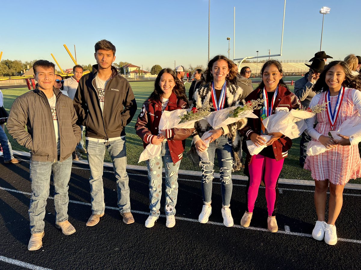 cross_bhs's tweet photo. Congratulations seniors!!! 👏🏼 #bpxc #bleedmaroon #brightfutures #seniornight https://t.co/wlNcV8MINv