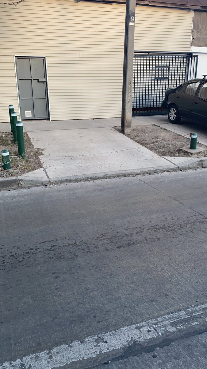 jpbailarin's tweet photo. @muniecentral estimados vengo a hacr una denuncia, entiendo q este tipo d cadenas para reservar parking atravesando parte d la vía pública no es legal, ayer en la tarde x estar pendiente al cruzar la calle de q no viniera un vehículo tropecé con esto lugar: Blanco Garces 154 https://t.co/JVf2OaIozP