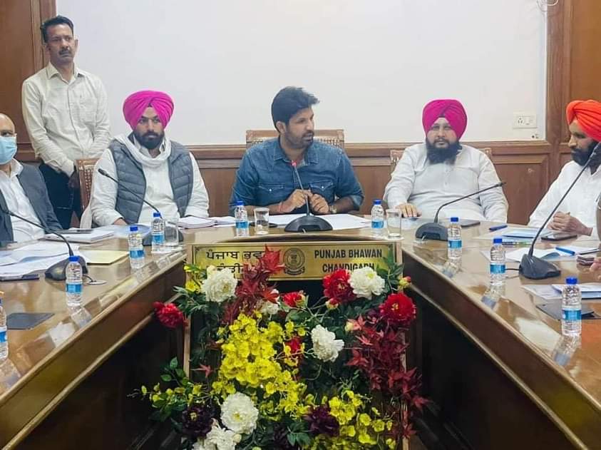 brinderdhillon's tweet photo. I,on behalf of @IYCPunjab extended fulsome support to @RajaBrar_INC for organising this excellent initiative 'Road Safety campaign' on November 14, 2021. Transport department will also work for improving roads, footpaths, signages and prevention of road accidents in the state. https://t.co/BfCbGVQL95